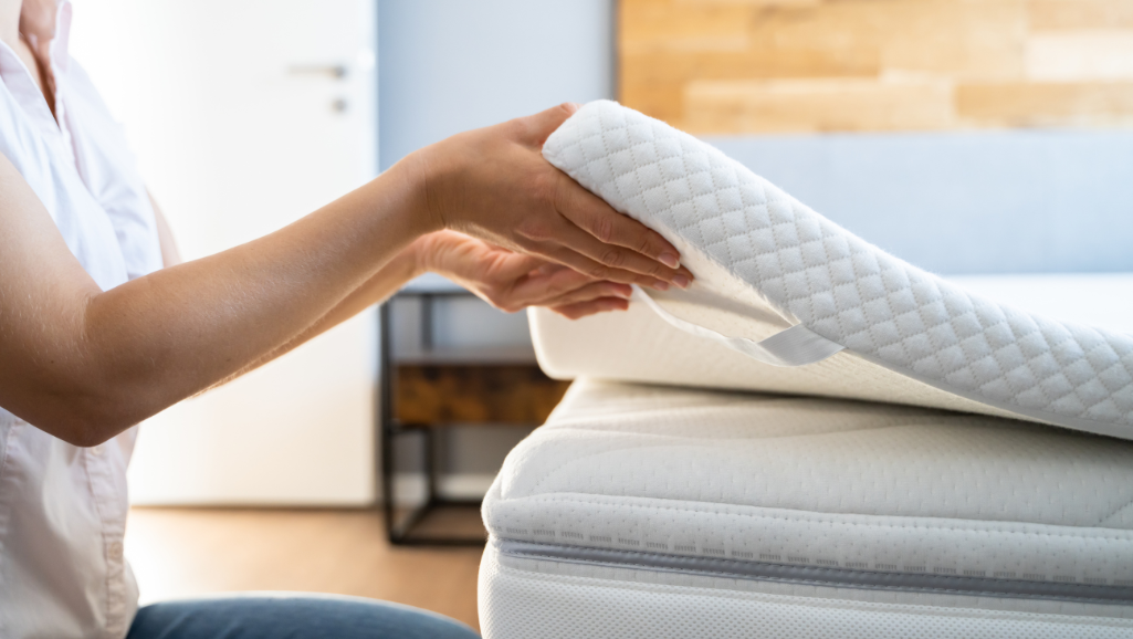 Comment mettre un surmatelas sur son matelas ? - La Compagnie du Blanc